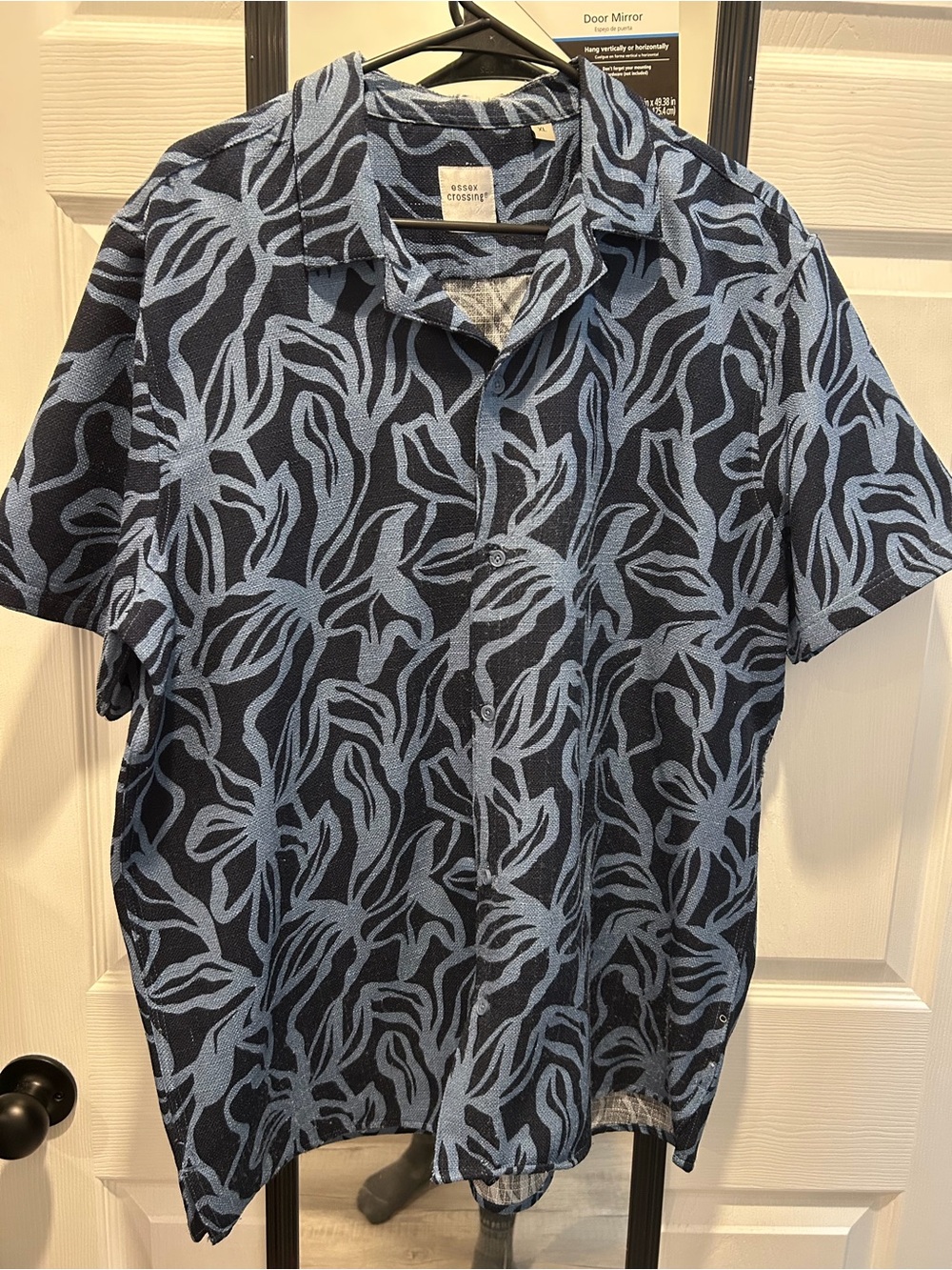 Short-Sleeve Button-Down Shirt in Navy with Light Blue Leaf Print
